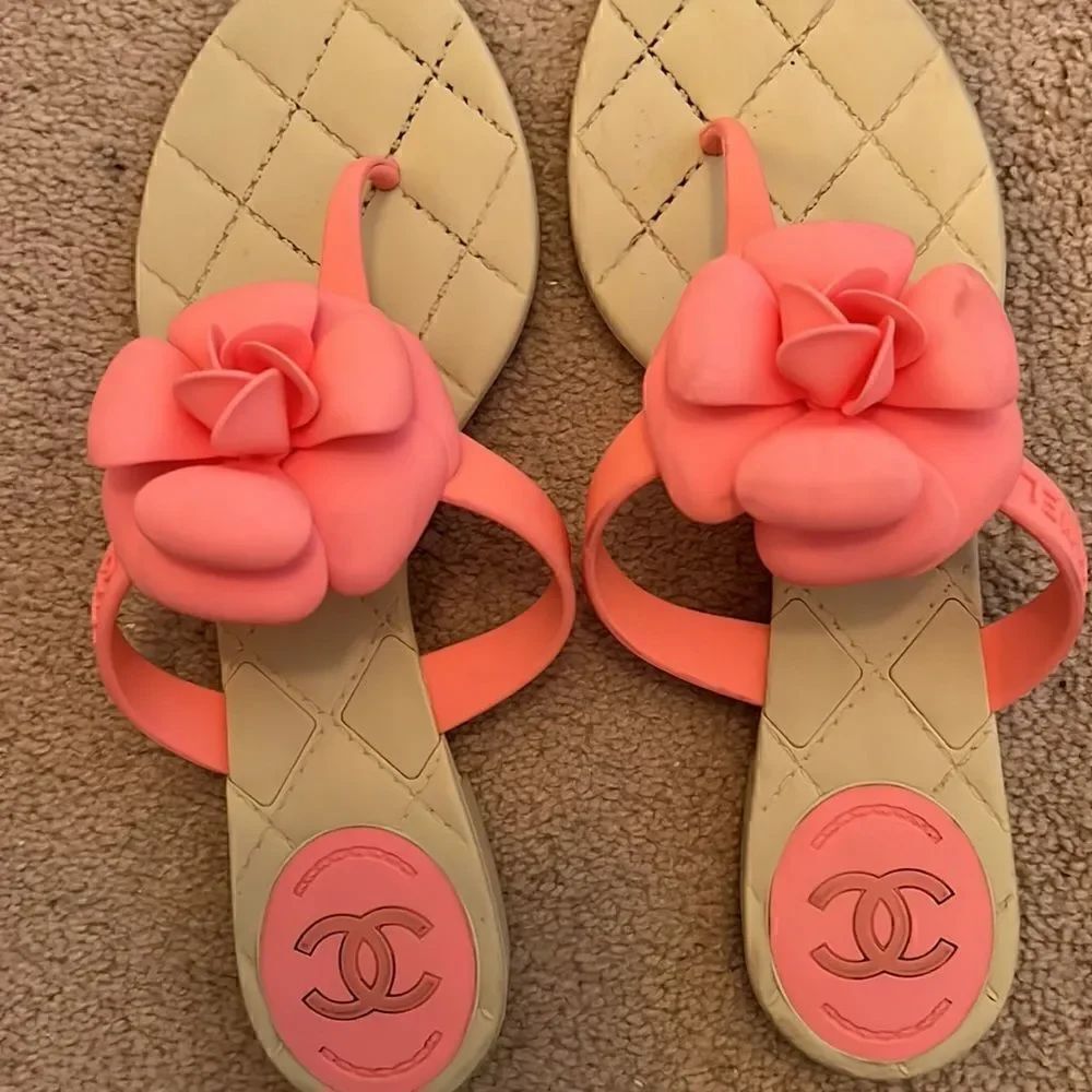 Authentic Chanel Sandal 38 pink/white